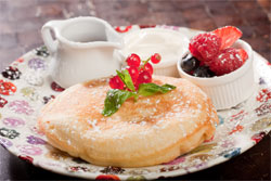 Fluffy American Pancakes with Mixed Berries & Yoghurt 